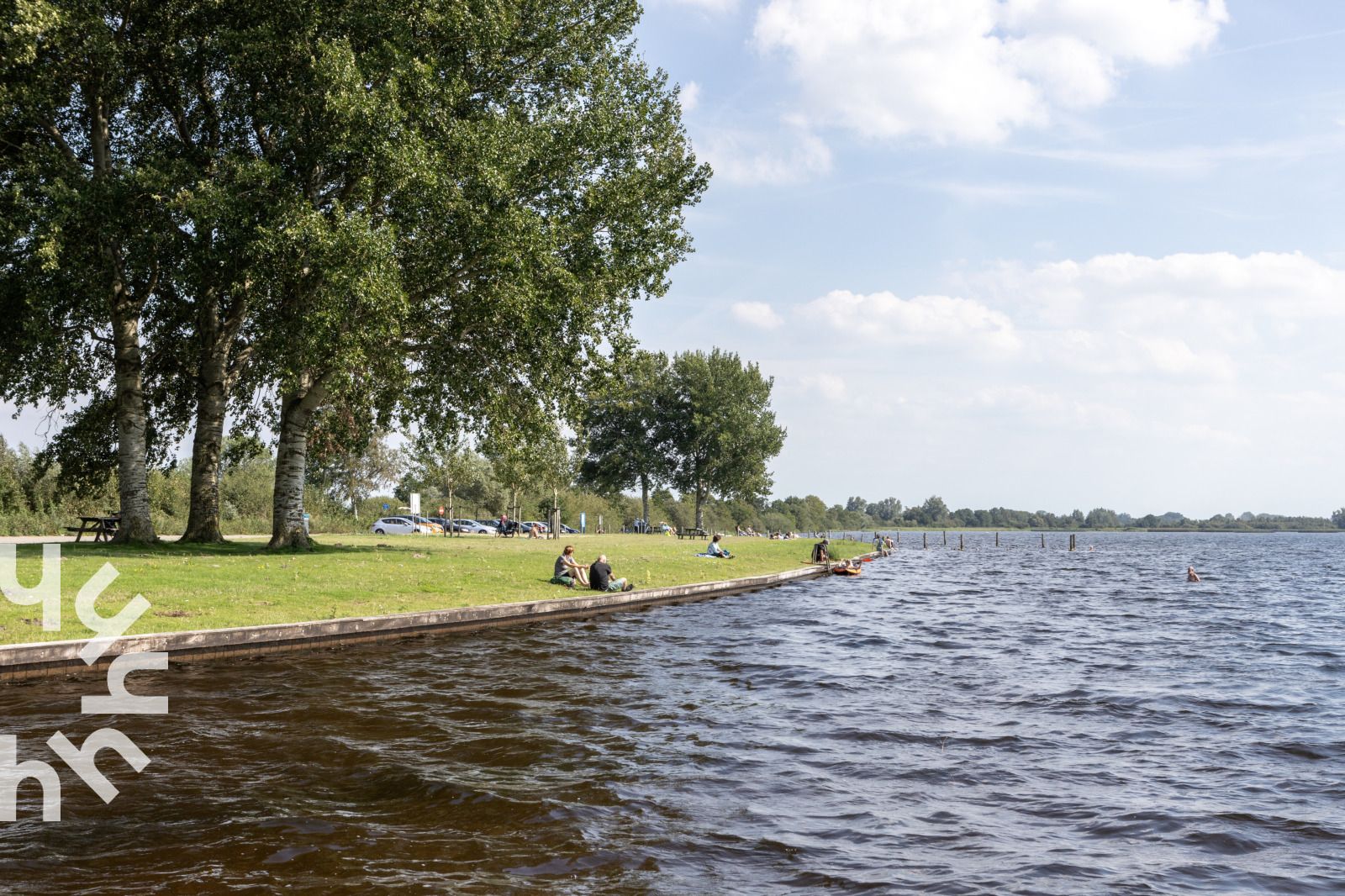 Blick von der Terrasse des Ferienhauses OV591 in Wanneperveen, Overijssel auf gruene Felder.