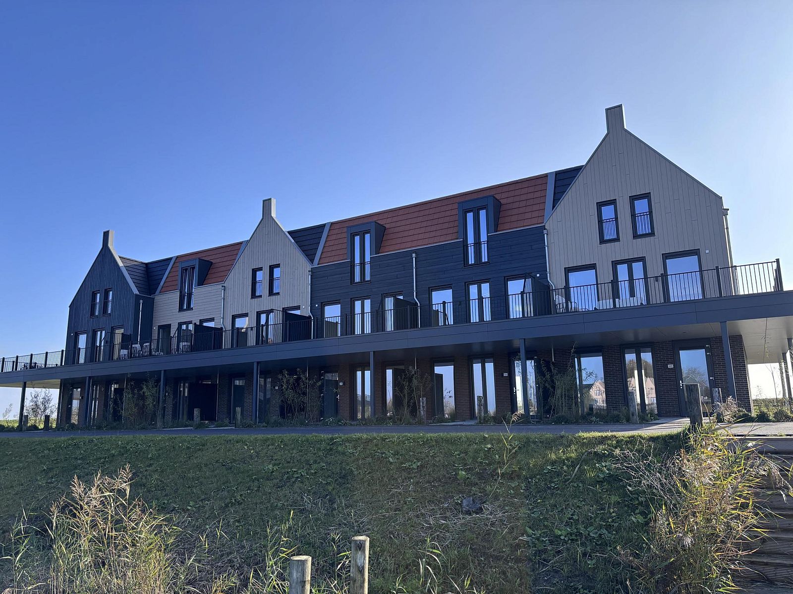 IJsselblick Sauna 8 in Kampen, Noordwest Overijssel, vakantiehuis met moderne architectuur en ruime terrassen, omgeven door natuur.