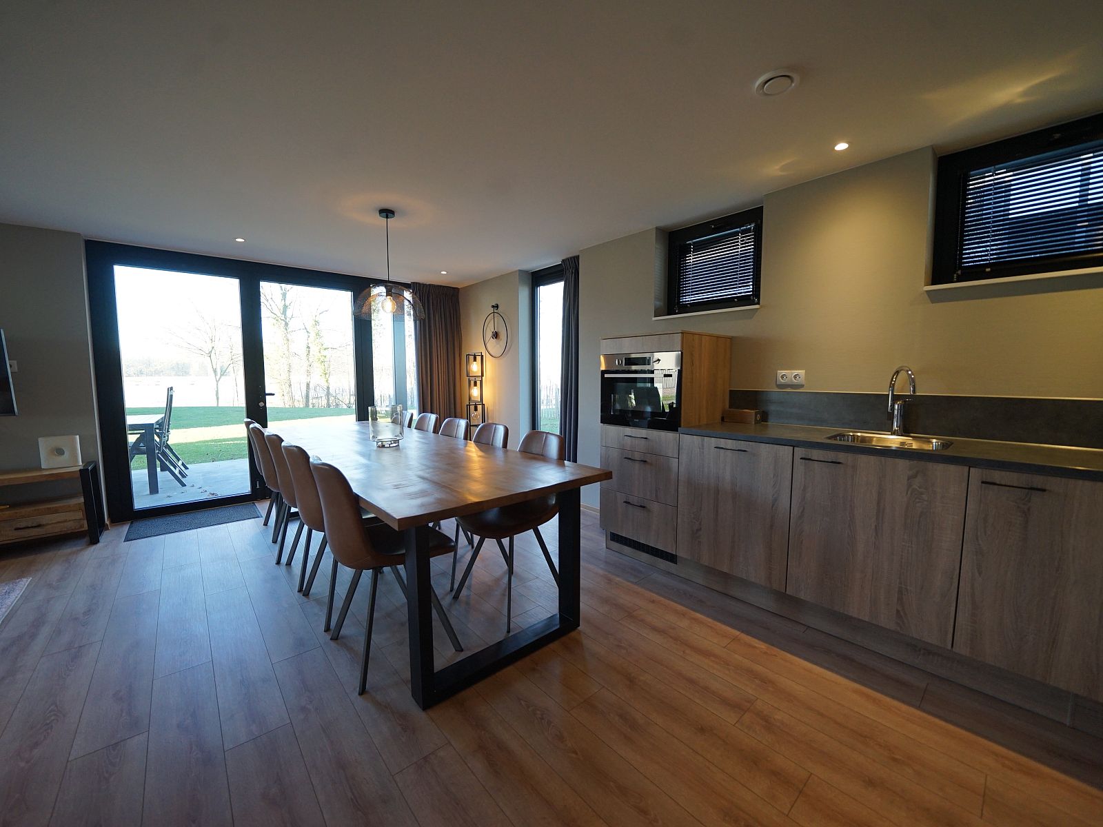 Modern kitchen and dining area in Chalet in Kampen, perfect for dining together in the heart of Overijssel.