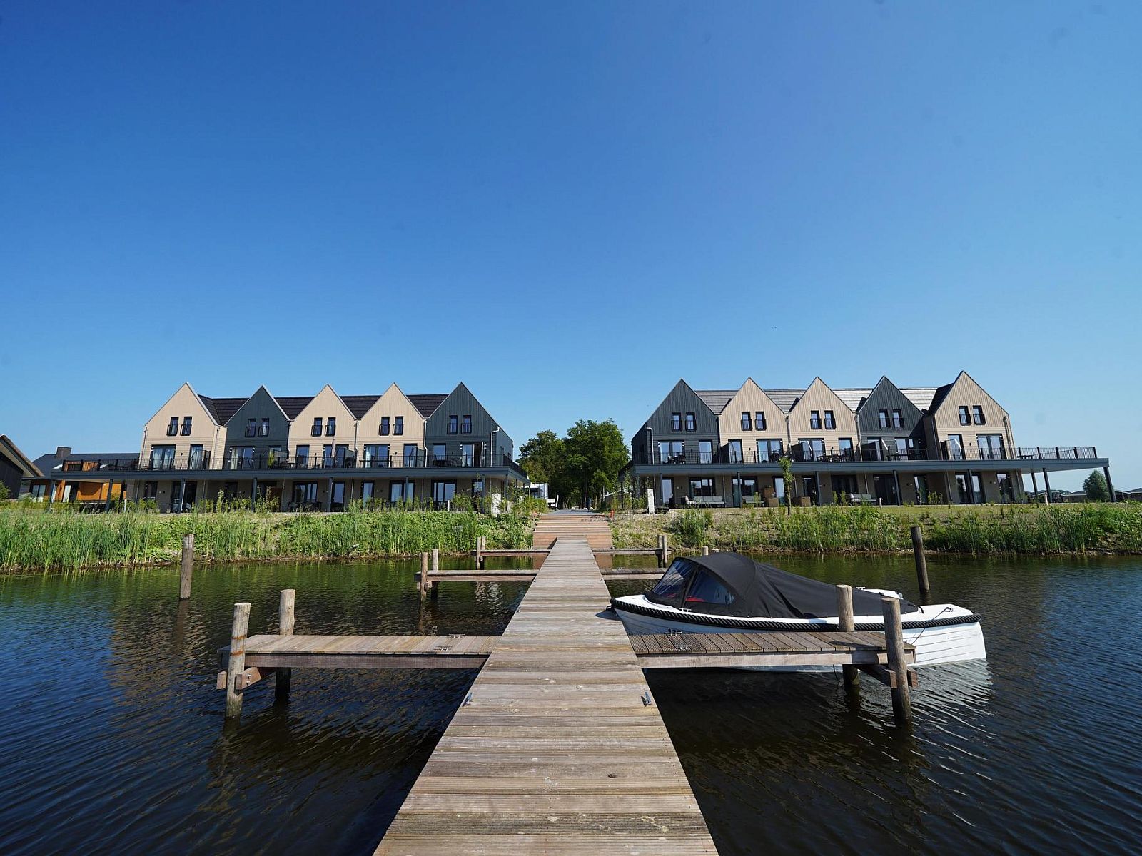 De Hanze 12 vakantiehuis in Kampen, Noordwest Overijssel, met prachtig uitzicht op het water en een aanlegsteiger voor een ontspannen verblijf.