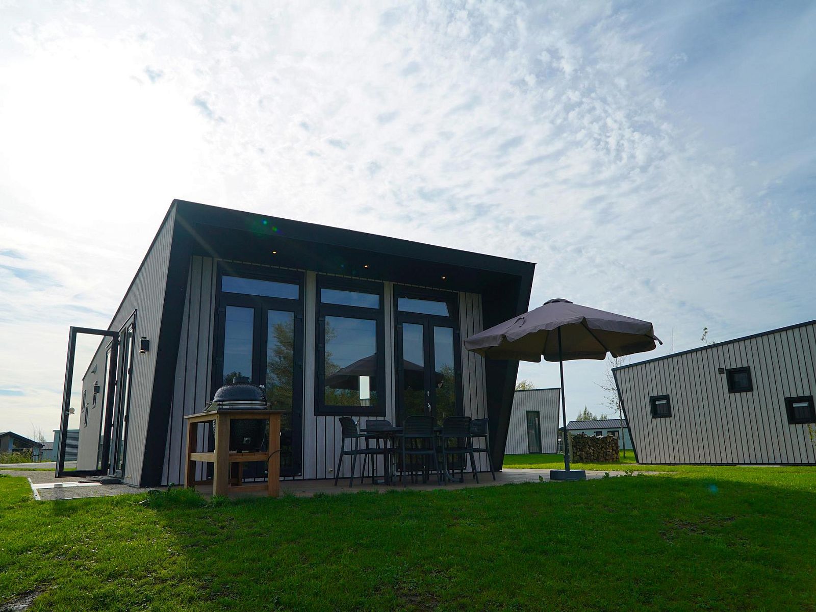Just Nature 6 Ferienhaus in Kampen, Overijssel mit Terrasse und moderner Architektur, umgeben von gruener Natur.