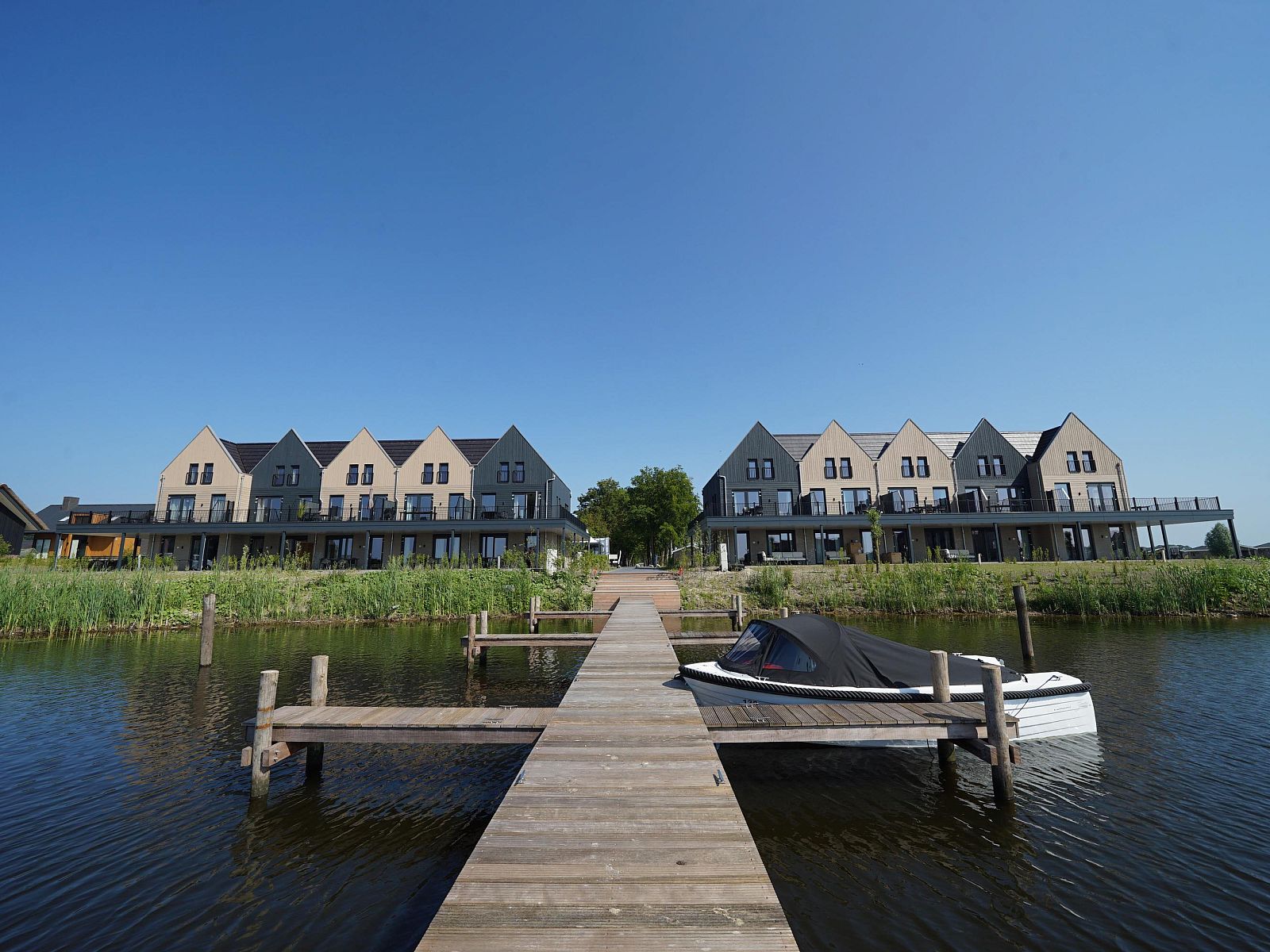 Apartment in Kampen, eine idyllische Unterkunft im Nordwesten von Overijssel mit herrlichem Blick auf das Wasser und moderner Architektur.