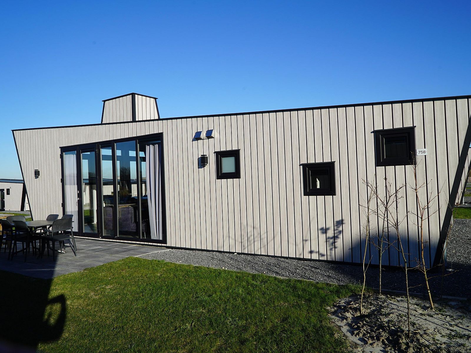 Freistehendes Haus in Kampen, Nordwest-Overijssel, bietet einen modernen Auenbereich mit Terrasse und Blick ins Grne, ideal fr einen Urlaubsaufenthalt.