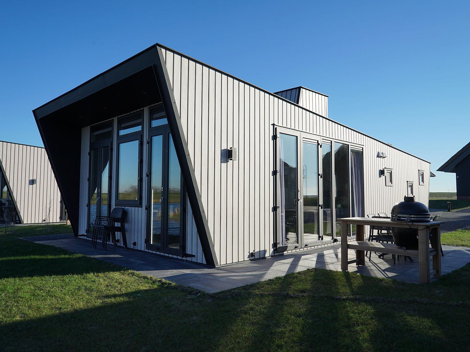 Freistehendes Haus in Kampen, Ferienhaus im Nordwesten von Overijssel mit moderner Architektur und groer Terrasse, ideal zum Entspannen.