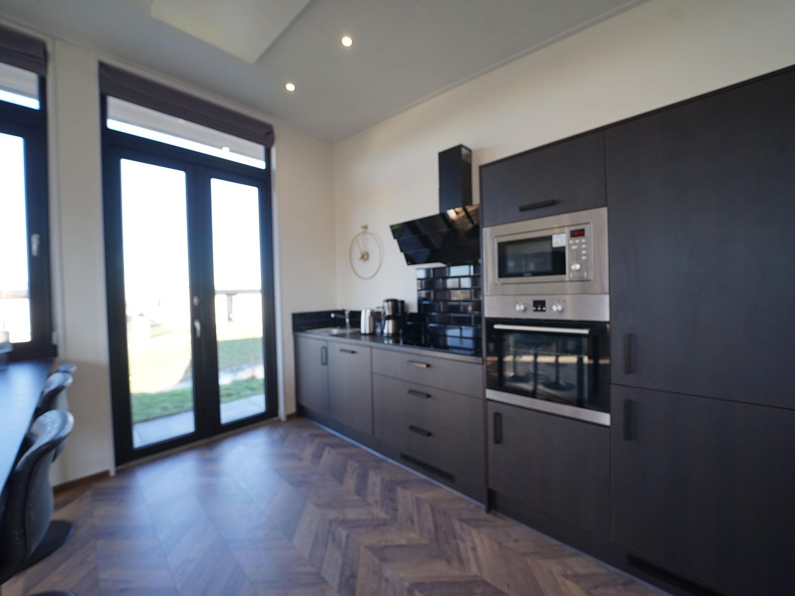 Moderne Kche in einem freistehenden Haus in Kampen, Nordwest-Overijssel, mit Blick auf den Garten, ideales Ferienhaus in Overijssel.