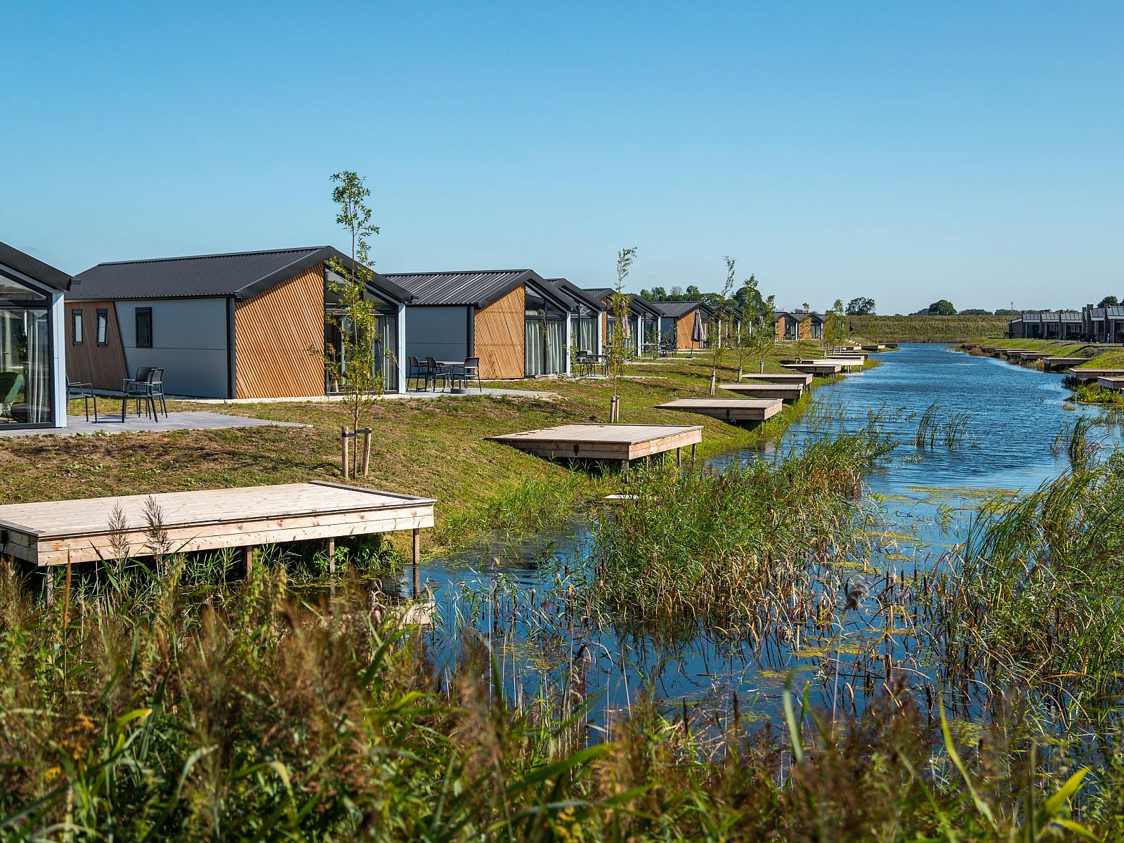 Freistehendes Haus in Kampen, Ferienhaus im Nordwesten von Overijssel mit Terrasse am Wasser, umgeben von Natur und Ruhe.