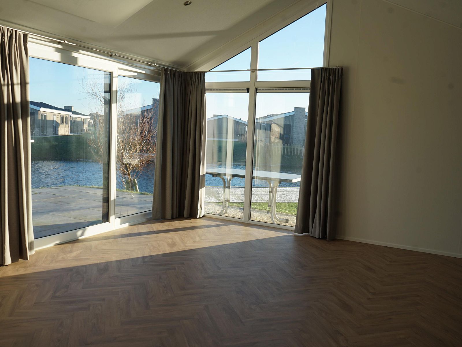 Heller Innenraum eines freistehenden Hauses in Kampen mit Blick auf das Wasser, gelegen im Nordwesten von Overijssel, perfektes Ferienhaus.