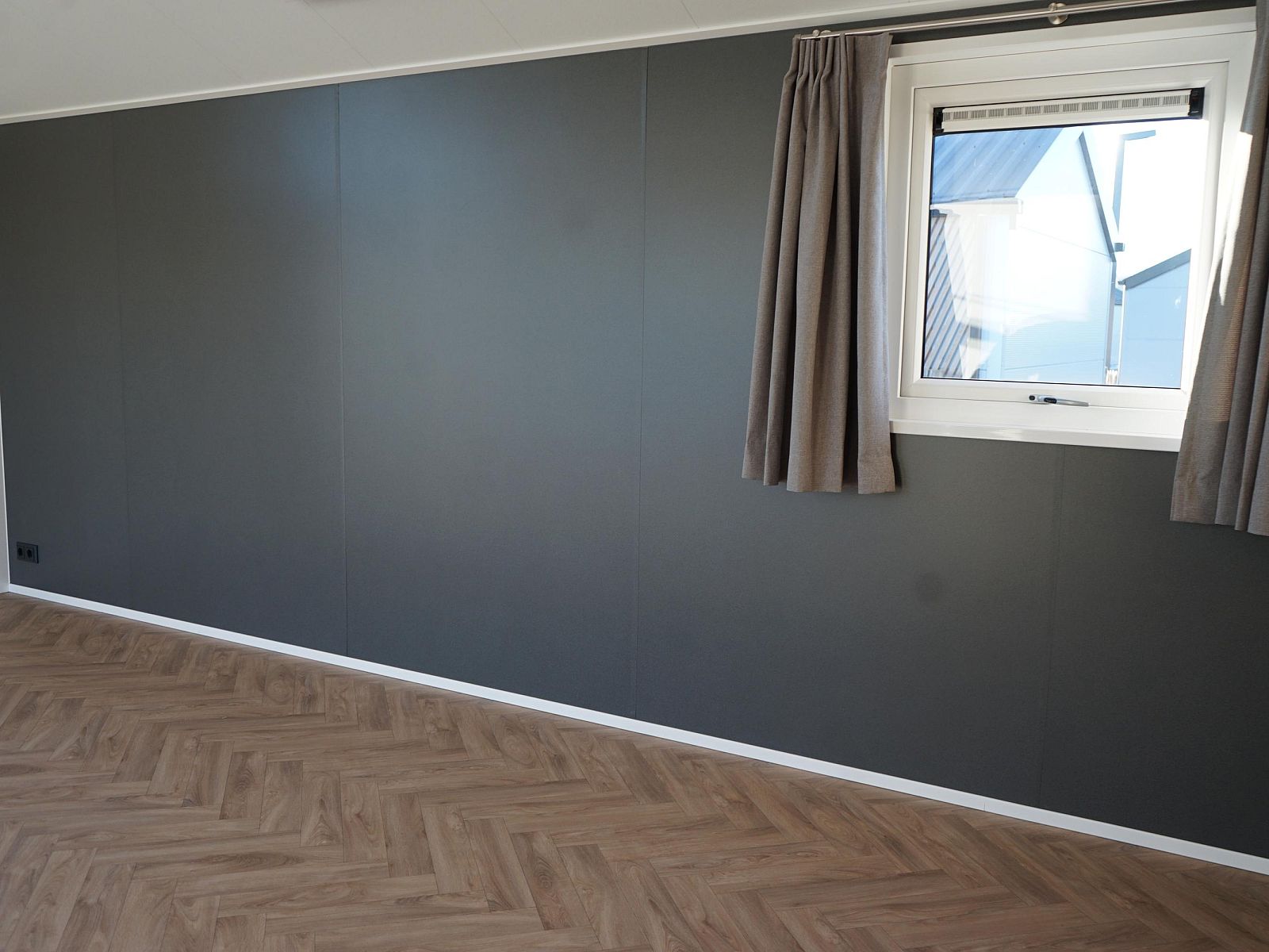 Innenraum eines freistehenden Hauses in Kampen mit moderner Einrichtung und Blick auf die Umgebung von Nordwest-Overijssel, Overijssel.