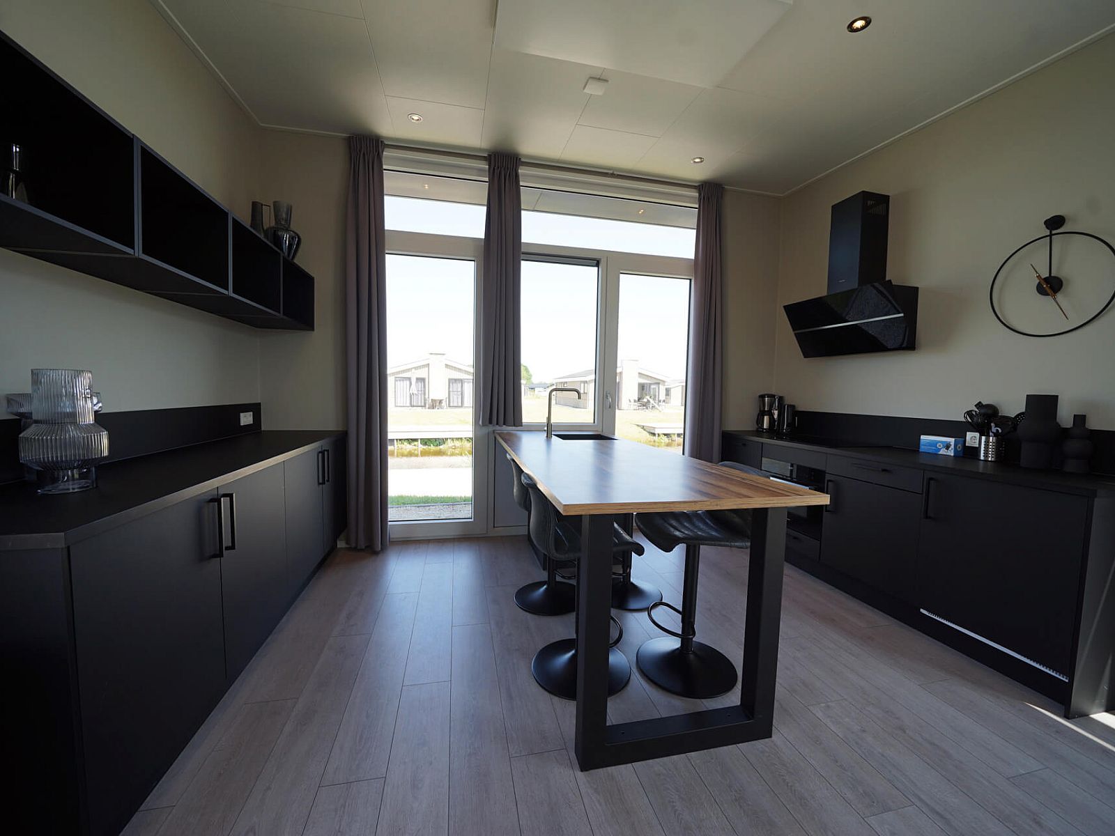 Modern kitchen in a detached house in Kampen, Northwest Overijssel, with a spacious layout and a view of the garden.
