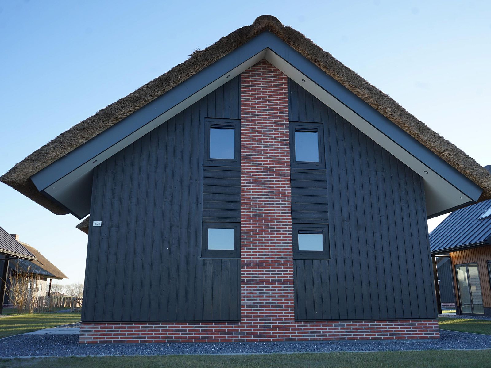 Vrijstaande woning in Kampen met rieten dak en bakstenen gevel, gelegen in de serene omgeving van Noordwest Overijssel, Overijssel.