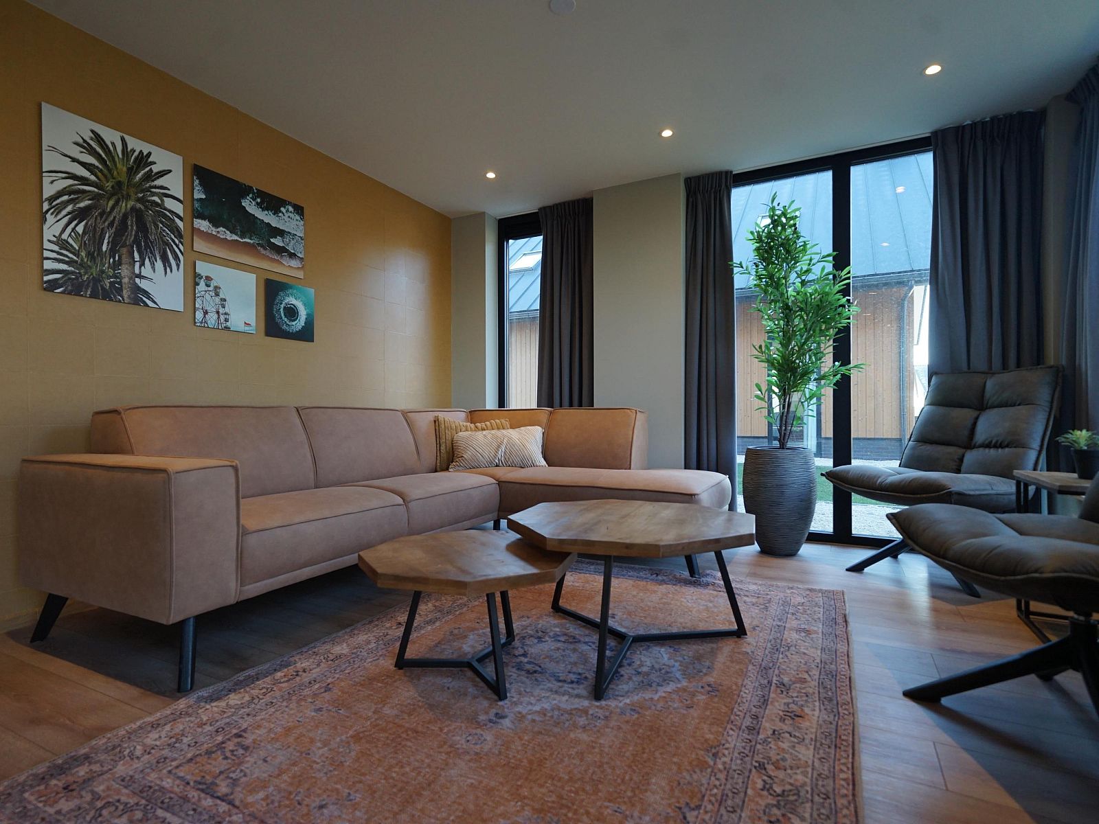 Stijlvolle woonkamer in de Vrijstaande woning in Kampen, Overijssel, met comfortabele zithoek en moderne inrichting.