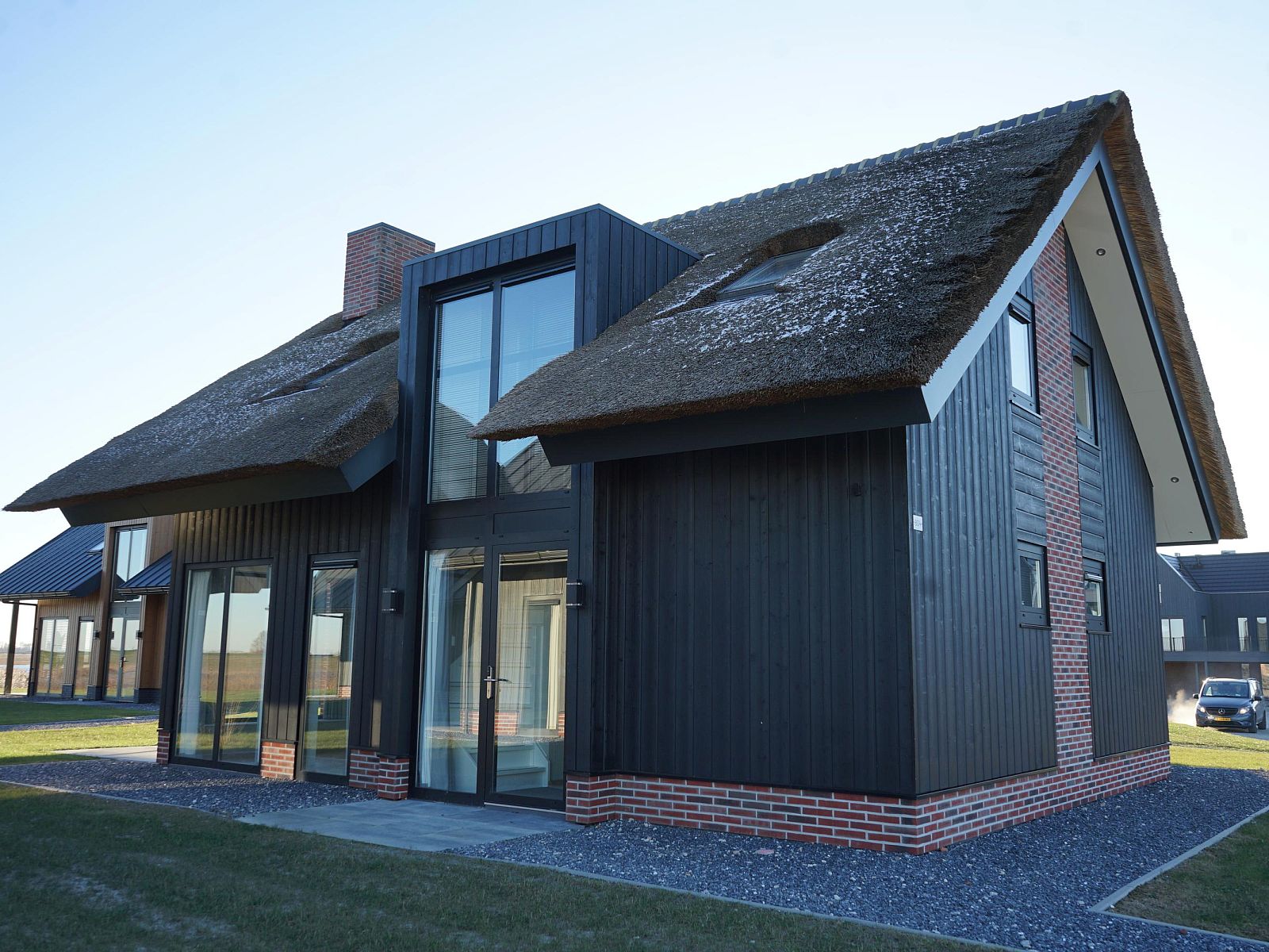 Detached house in Kampen, a charming vacation home in Northwest Overijssel with modern architecture and a thatched roof, ideal for a relaxing stay.
