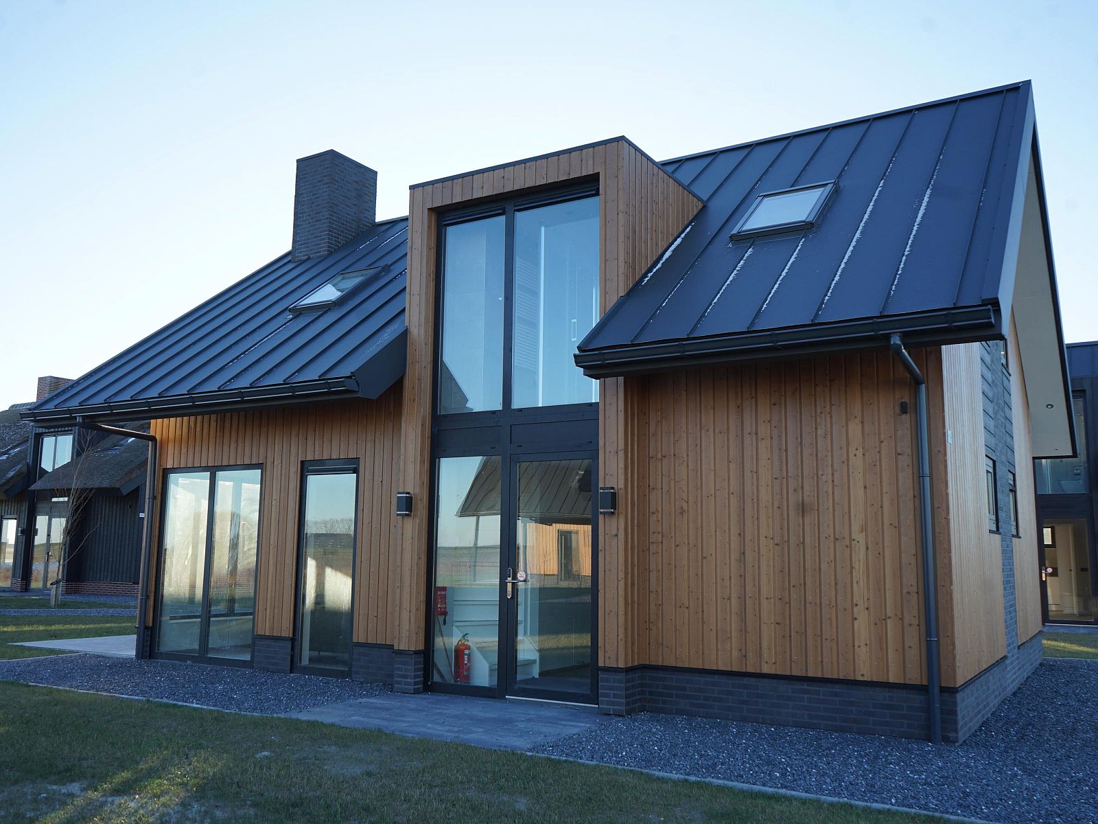 Freistehendes Haus in Kampen, ein modernes Ferienhaus im Nordwesten von Overijssel mit groen Fenstern und zeitgenssischer Architektur.
