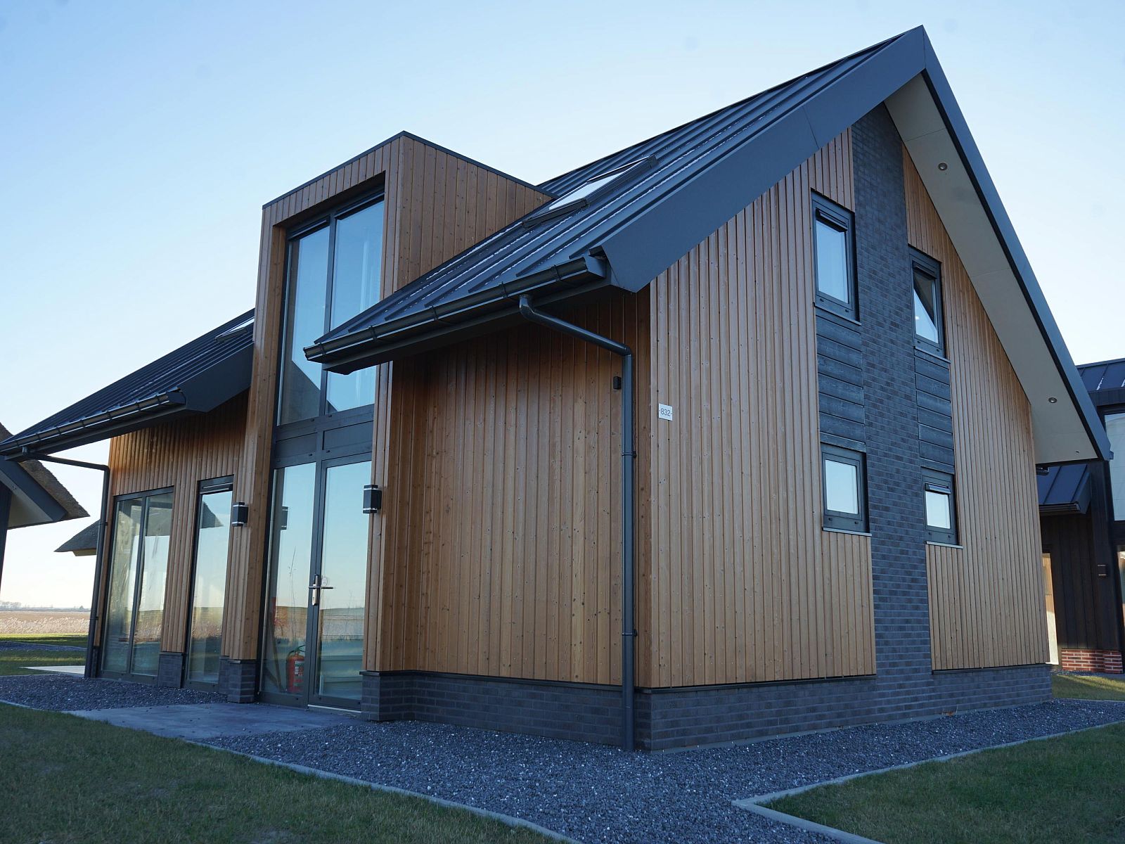 Modernes Einfamilienhaus in Kampen, Overijssel, mit Holzfassade und groen Fenstern, ideales Ferienhaus im Nordwesten von Overijssel.