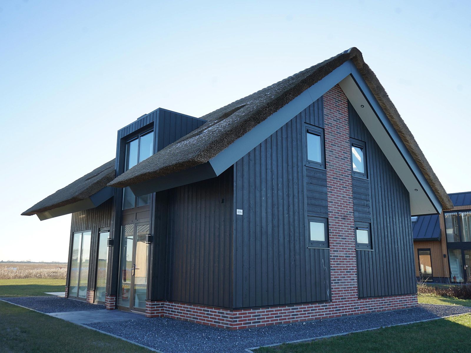 Vrijstaande woning in Kampen, een vakantiehuis in Noordwest Overijssel met moderne architectuur en rieten dak, gelegen in een rustige omgeving.