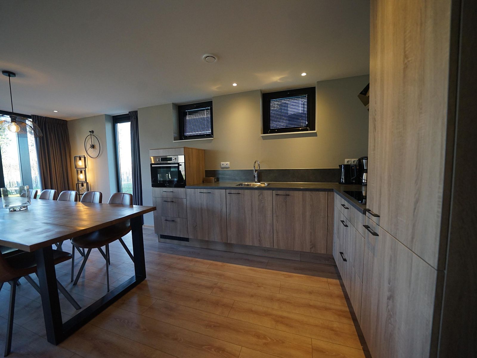 Gezellige keuken en eetruimte in de vrijstaande woning in Kampen, Noordwest Overijssel. Perfect vakantiehuis voor een comfortabel verblijf.