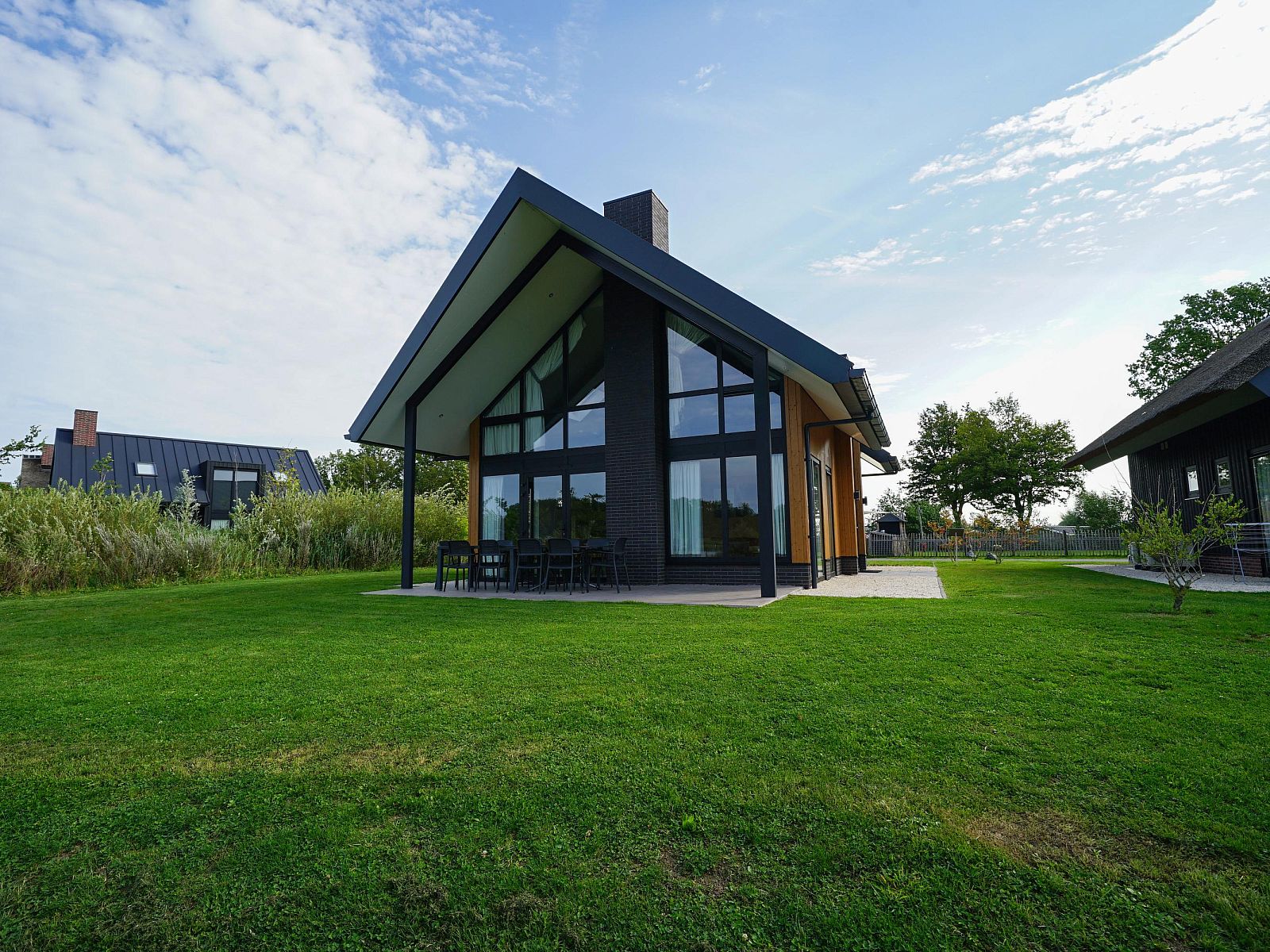 Vrijstaande woning in Kampen, Noordwest Overijssel, vakantiehuis met ruime tuin en moderne architectuur, ideaal voor ontspanning in de natuur.