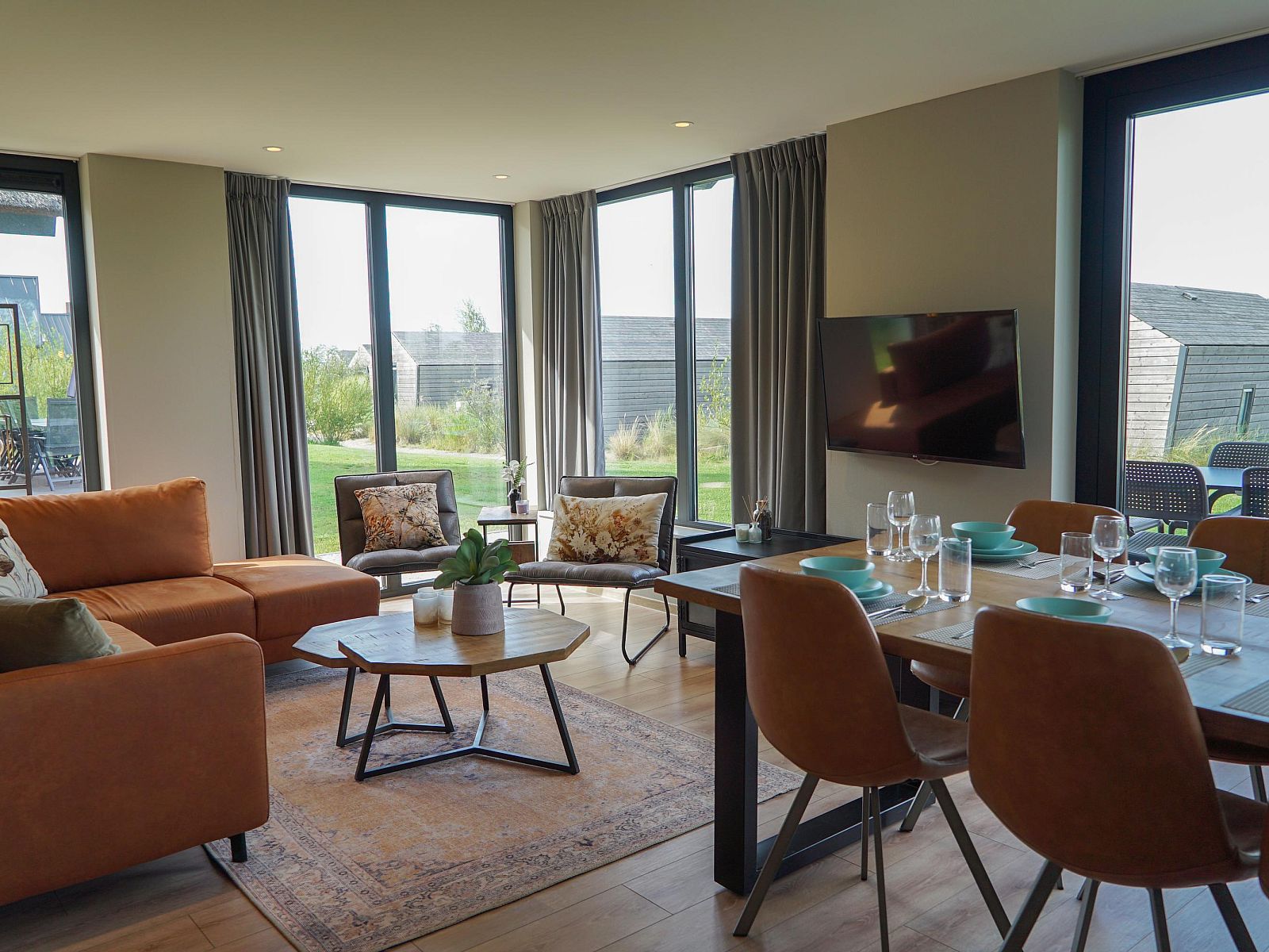 Ruime woonkamer in Vrijstaande woning in Kampen, Overijssel, met moderne inrichting en uitzicht op de groene omgeving.