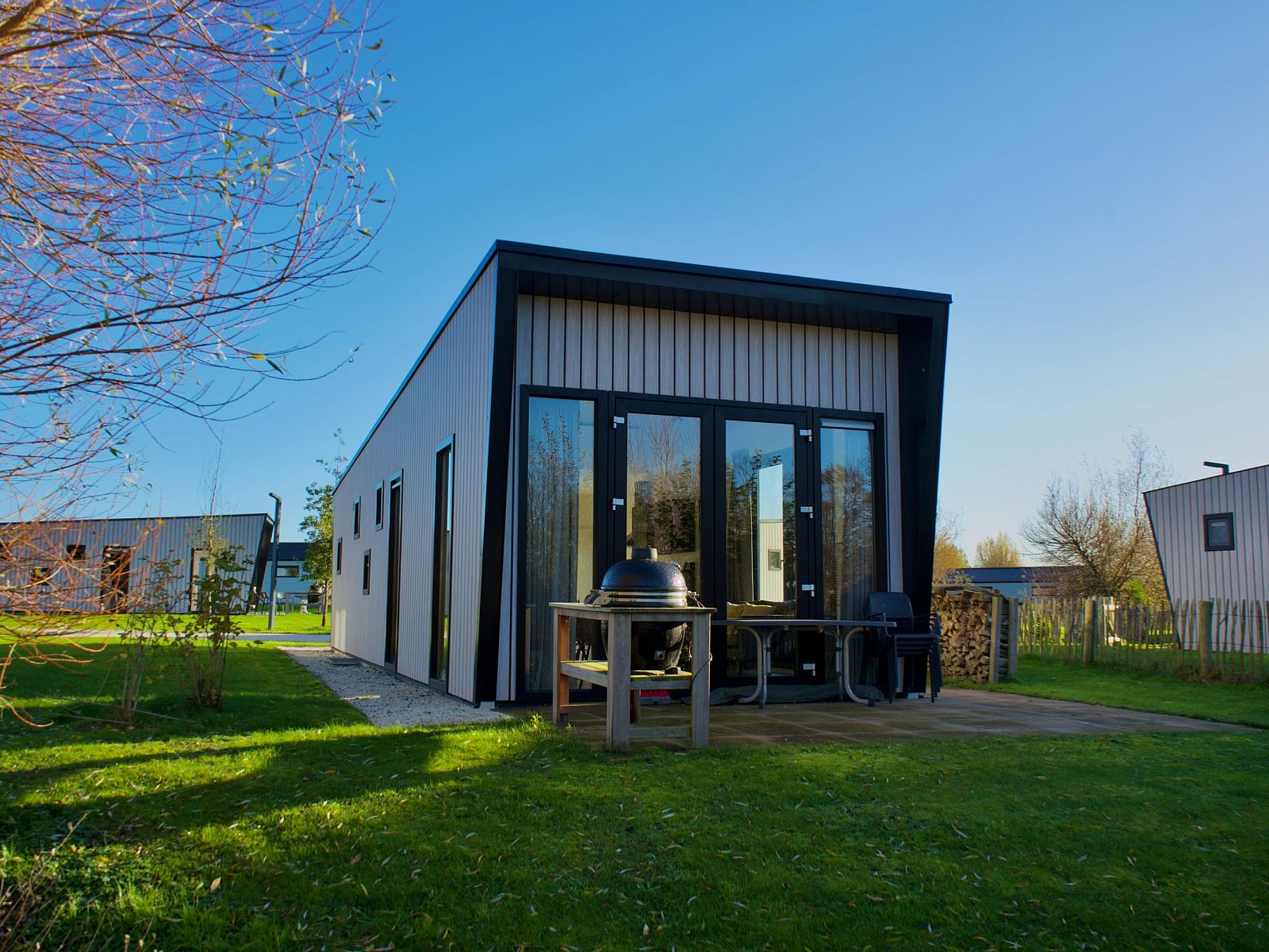 Vrijstaande woning in Kampen, Noordwest Overijssel, een modern vakantiehuis met terras en groene omgeving.