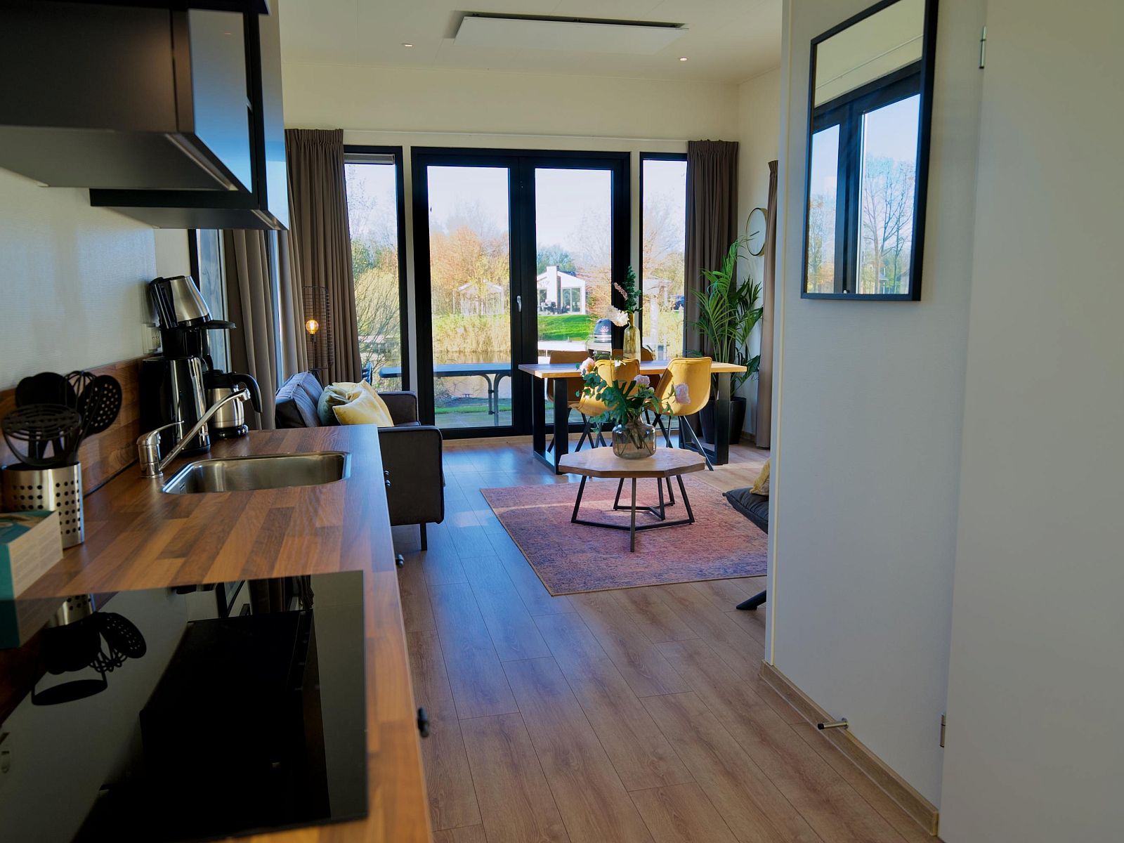 Binnenruimte van de Vrijstaande woning in Kampen, met moderne keuken en uitzicht op de natuur in Noordwest Overijssel, Overijssel.