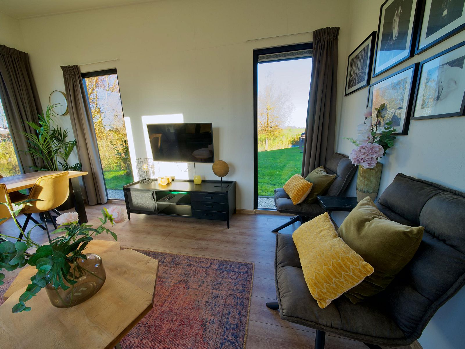 Gezellige woonkamer in Vrijstaande woning in Kampen, Overijssel, met moderne inrichting en uitzicht op de groene omgeving.