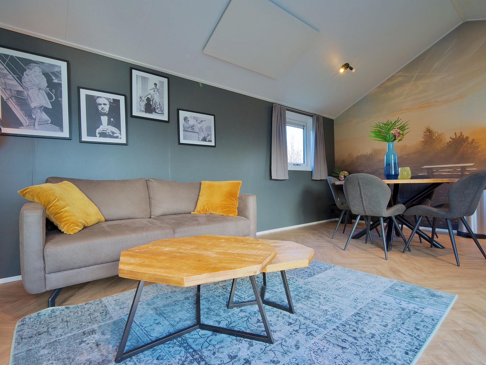 Stijlvolle woonkamer in vrijstaande woning in Kampen, Noordwest Overijssel, met moderne inrichting en kunst aan de muur.