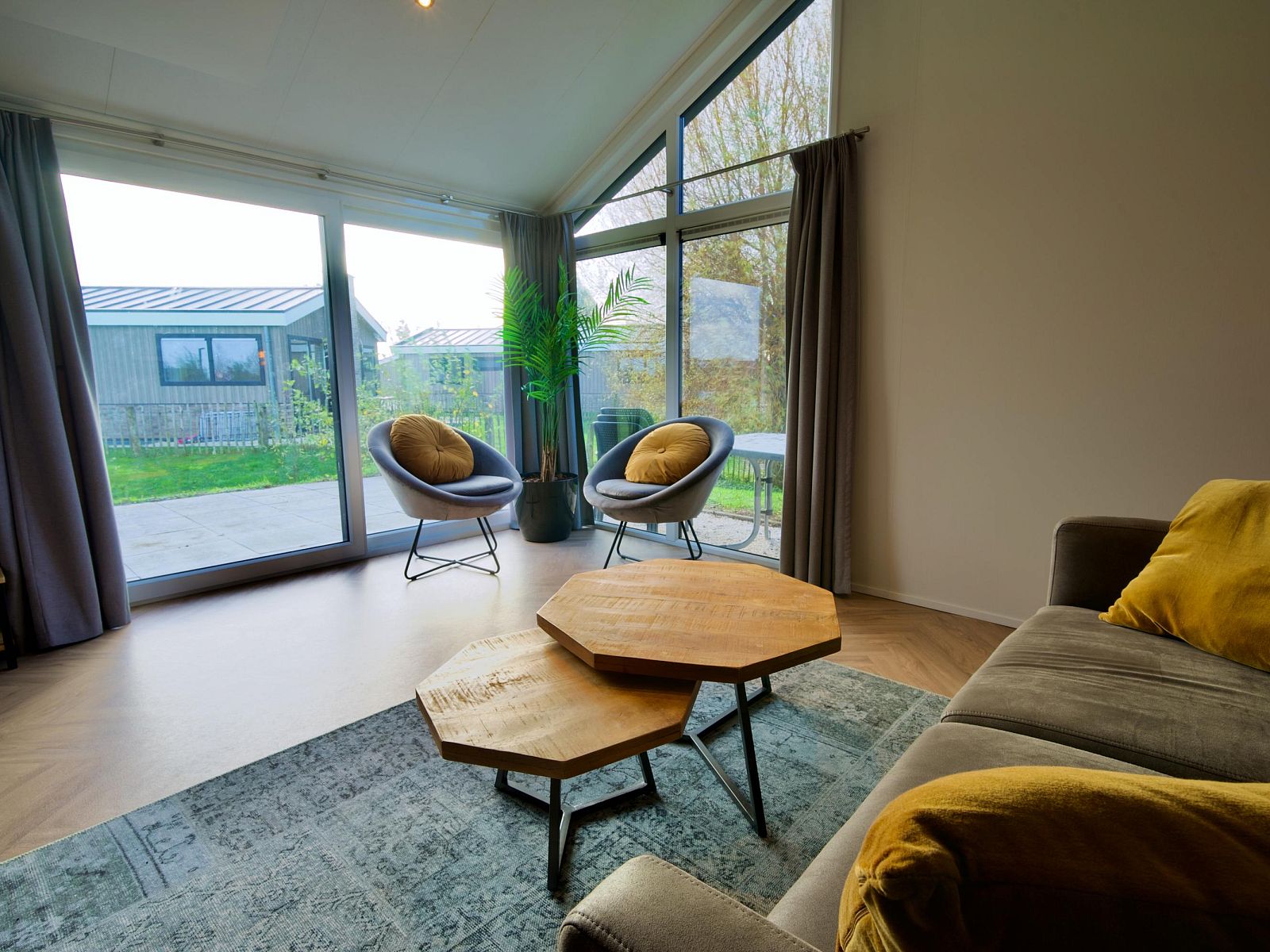 Gezellige woonkamer van Vrijstaande woning in Kampen, Noordwest Overijssel, met uitzicht op de tuin en comfortabele zithoek.