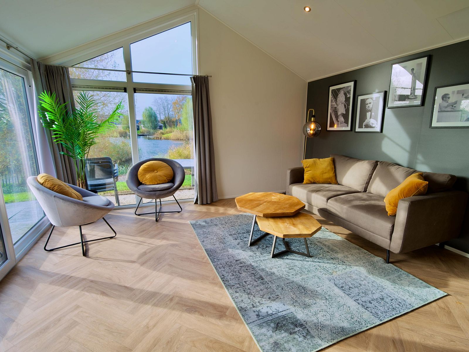 Stijlvolle woonkamer in Vrijstaande woning in Kampen, Noordwest Overijssel, met uitzicht op de natuur en moderne inrichting.