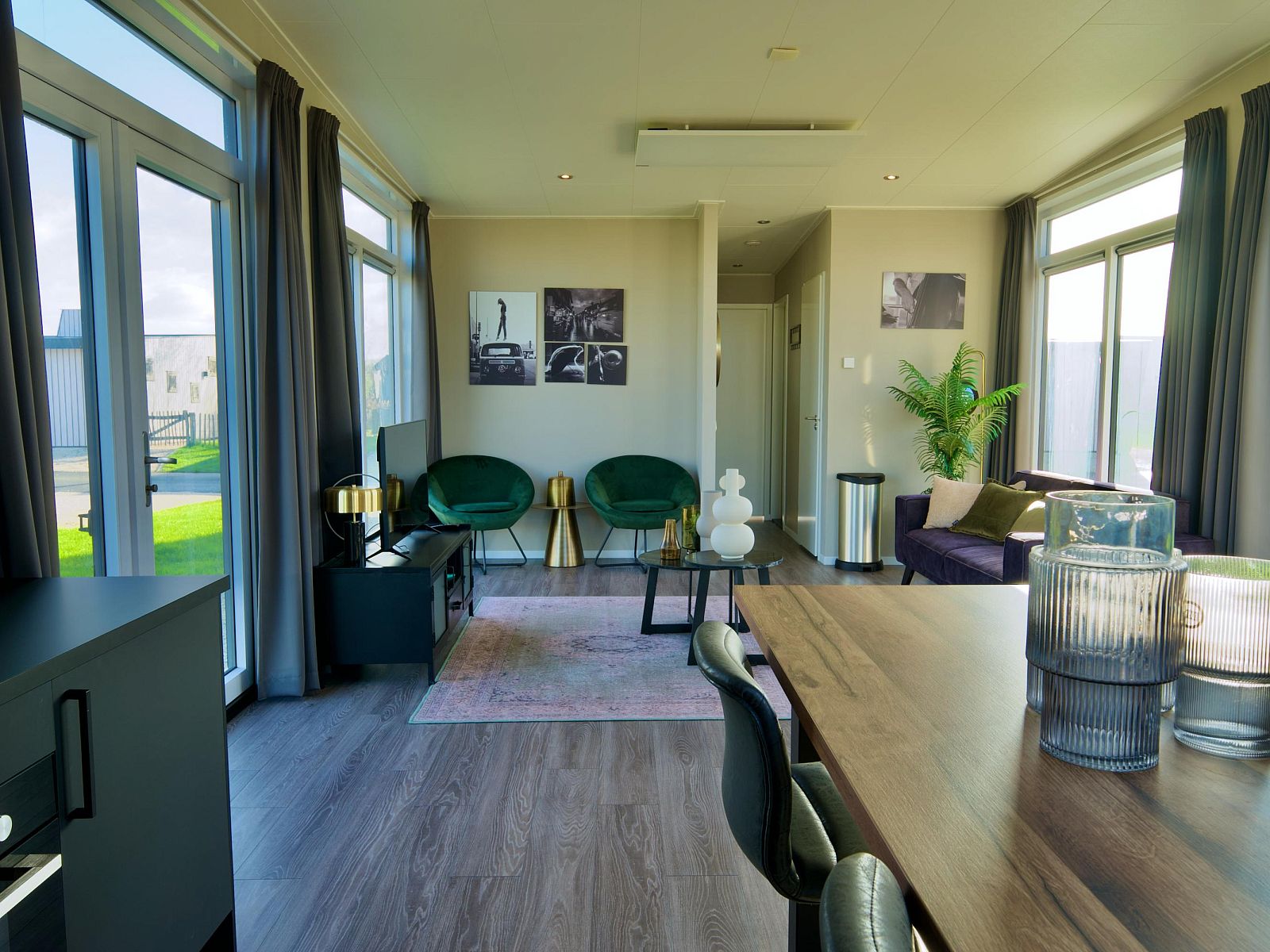 Gezellige binnenruimte van de Vrijstaande woning in Kampen, Overijssel, met moderne inrichting en uitzicht op de groene omgeving.