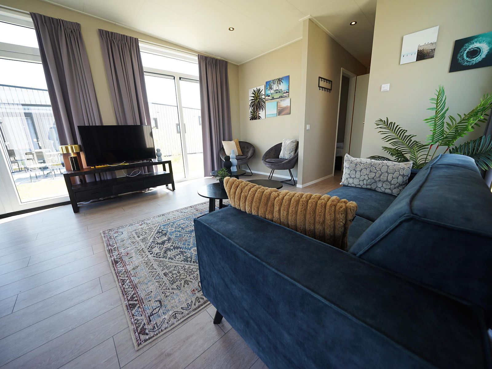 Gezellige woonkamer in Vrijstaande woning in Kampen, Overijssel met moderne inrichting en veel natuurlijk licht.