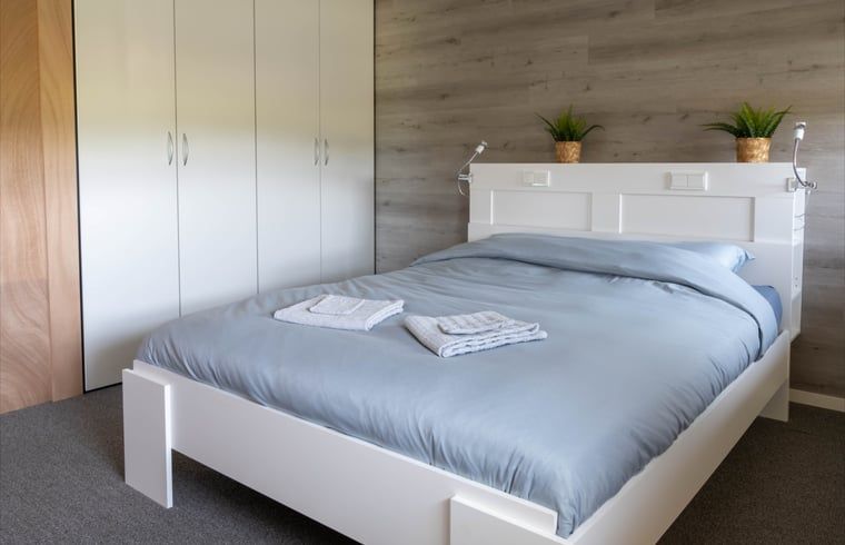 Schlafzimmer in Ferienhaus in Scheerwolde, Overijssel, mit bequemem Bett und ruhiger Atmosphaere.