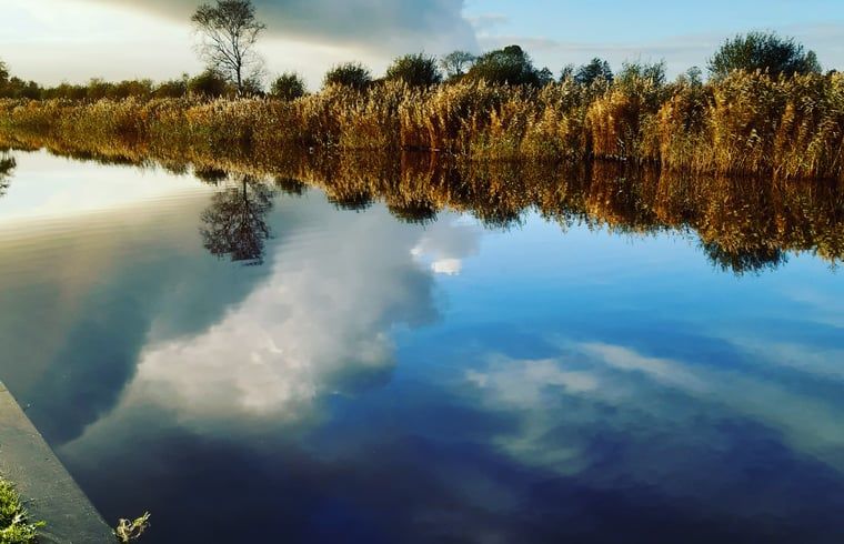 Spiegelndes Wasser in einem Ferienhaus in Scheerwolde, Overijssel, mit ruhiger Natur und Stille.