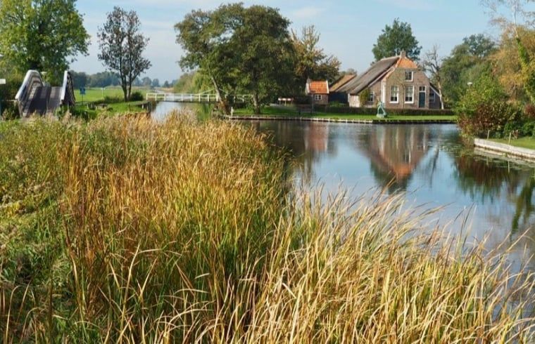 Malerische Umgebung des Ferienhauses in Scheerwolde, Overijssel, mit Wasserwegen und gruenen Landschaften.