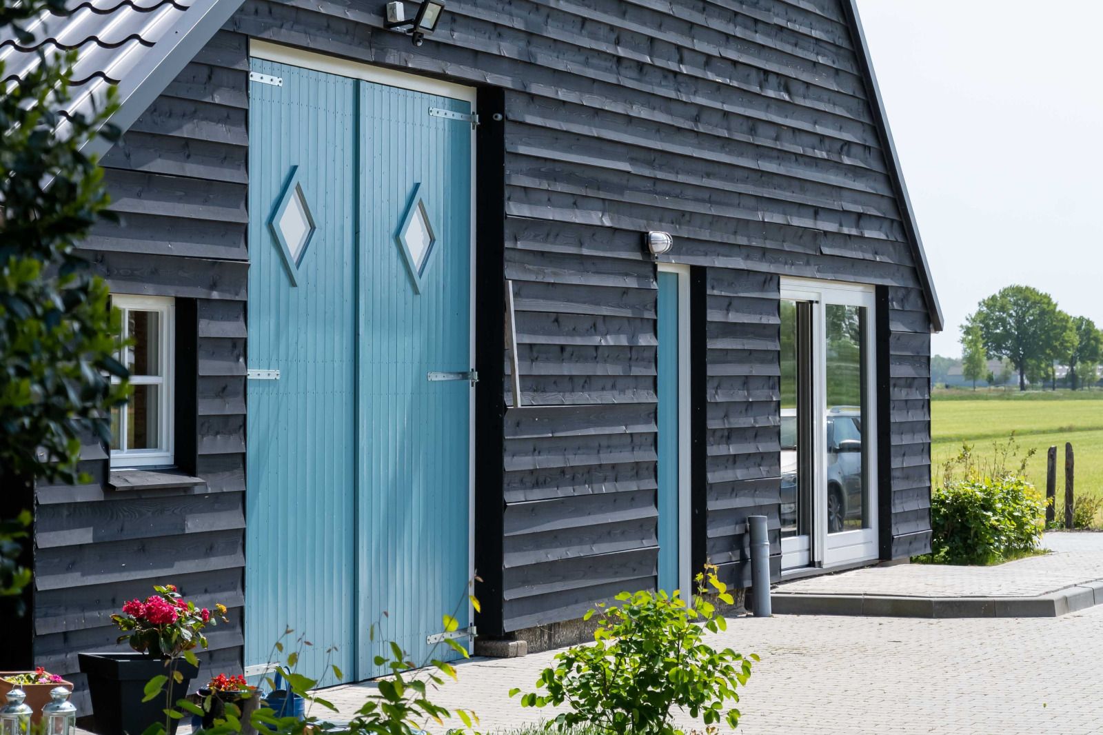 OV700 Ferienhaus in Scheerwolde mit blauen Tueren und laendlicher Umgebung in Overijssel.