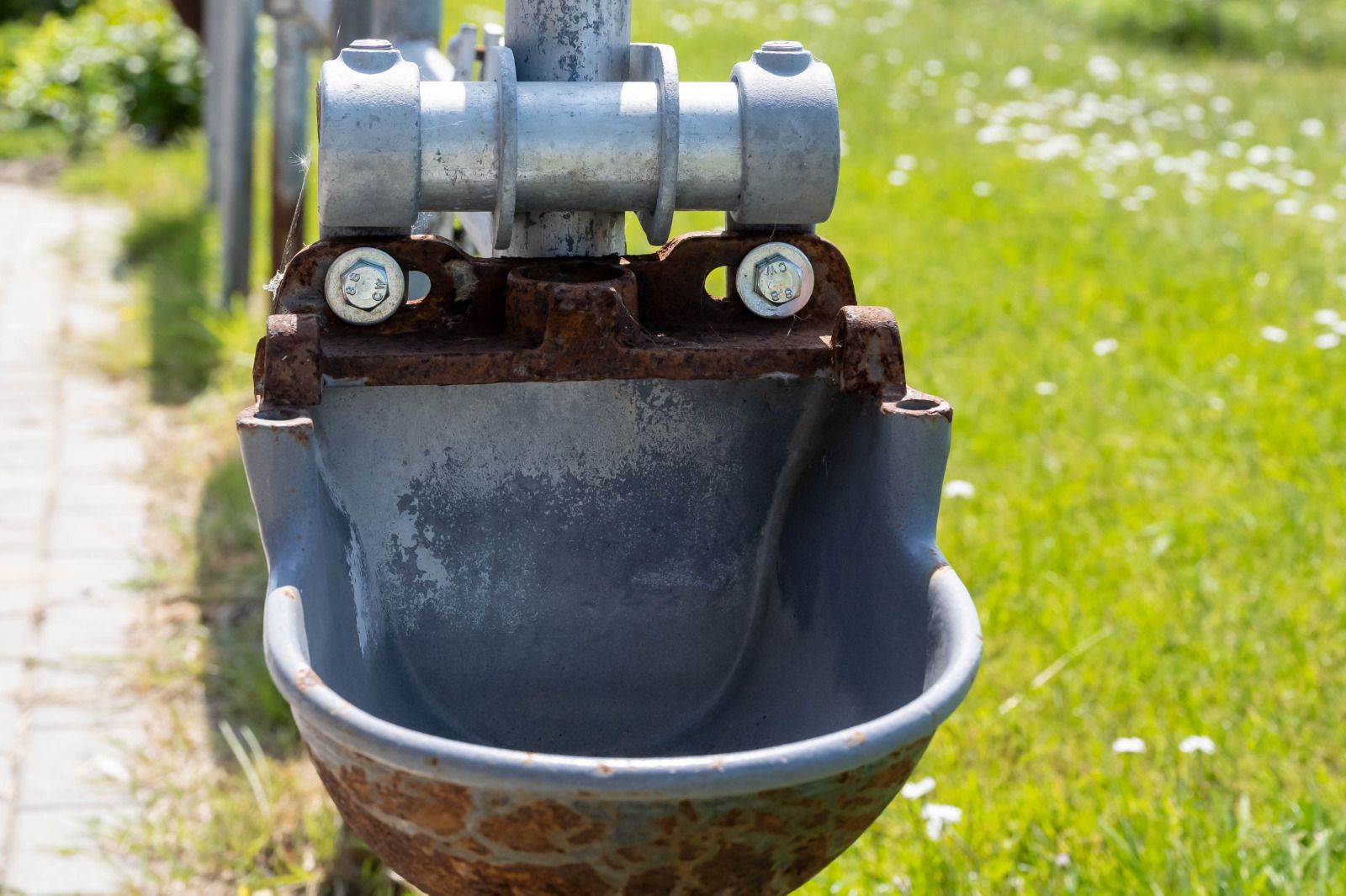 Moderne Kueche im Ferienhaus OV700, Scheerwolde, mit schlichten weissen Schraenken und Geraeten in Overijssel.