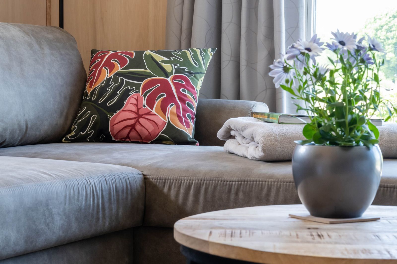 Stilvolles Wohnzimmer im Ferienhaus OV700, Scheerwolde, mit Holzwaenden und moderner Einrichtung in Overijssel.