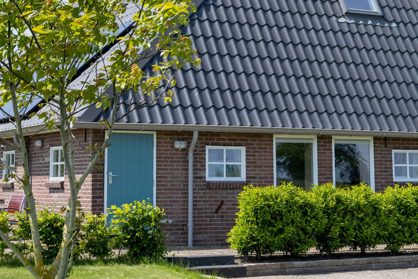 Charmant vakantiehuis OV701 in Scheerwolde, Overijssel met een uitnodigende veranda en groene omgeving.