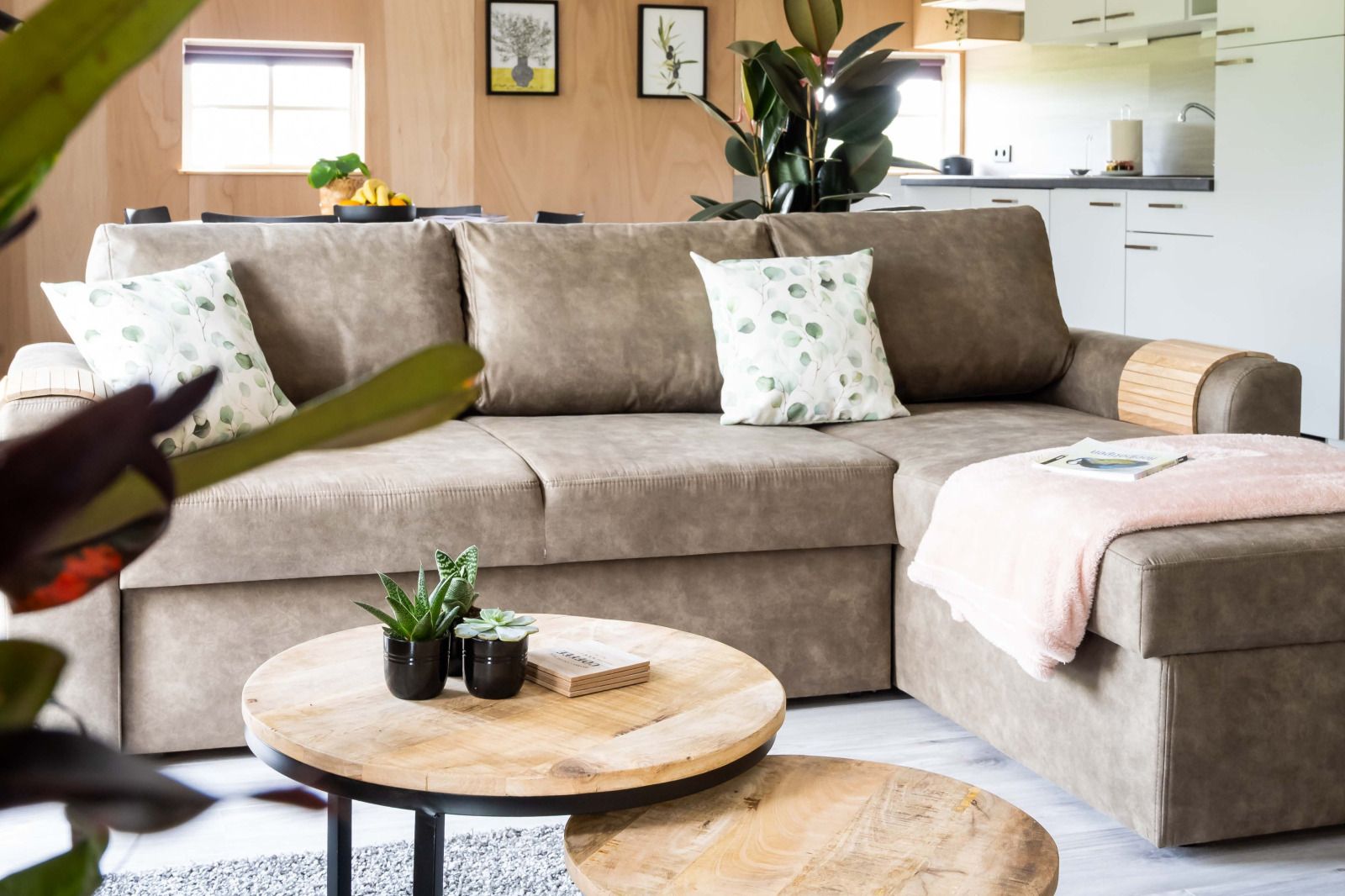 Gezellige binnenruimte van OV701 vakantiehuis in Scheerwolde, Overijssel met comfortabele zithoek.