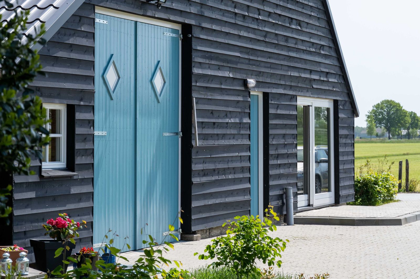 Landelijke charme van OV701 vakantiehuis in Scheerwolde, Overijssel met houten schuur en weids uitzicht.