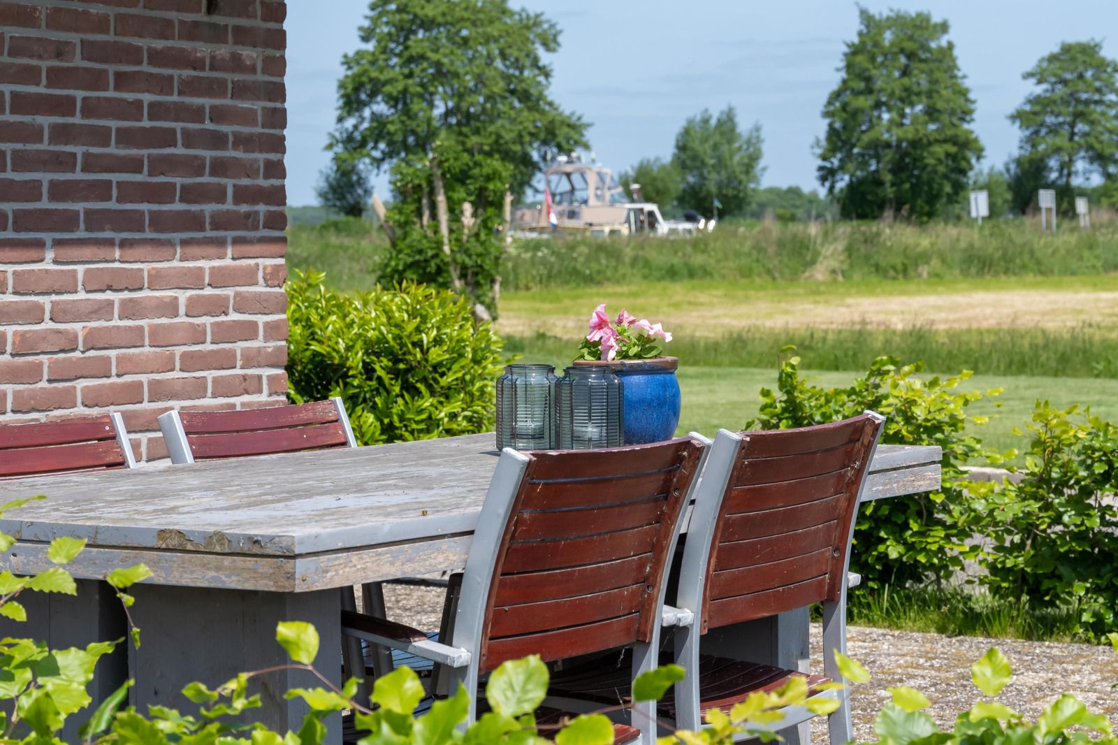 Buitenleven bij OV701 vakantiehuis Scheerwolde, Overijssel met ruime eettafel en groene omgeving.