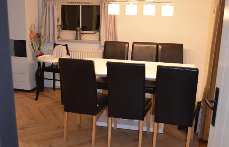 Modern eingerichtetes Esszimmer in einem Ferienhaus in IJhorst, Nordwest Overijssel.