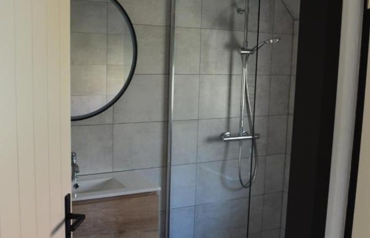 Modernes Badezimmer mit Regendusche in einem Ferienhaus in IJhorst, Nordwest Overijssel.