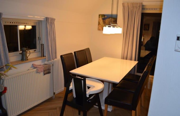 Gemuetliche Essecke mit Beleuchtung im Ferienhaus in IJhorst, Nordwest Overijssel.