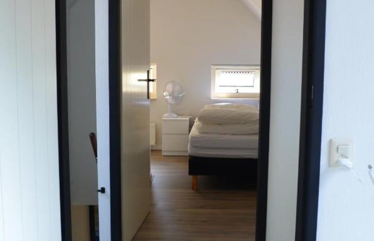 Zugang zum Schlafzimmer mit offener Tuer im Ferienhaus in IJhorst, Overijssel.
