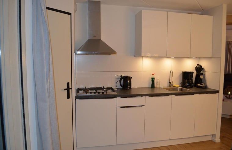 Moderne Kueche mit Geraeten in einem Ferienhaus in IJhorst, Nordwest Overijssel.