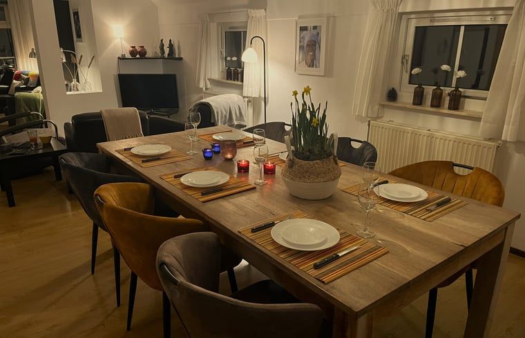 Stilvolles Wohnzimmer mit TV und bequemem Sofa im Ferienhaus in IJhorst, ideal fuer Abende in Nordwest Overijssel.