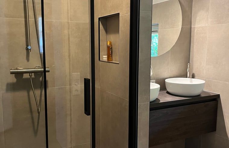 Moderne Kueche im Ferienhaus in IJhorst, komplett ausgestattet fuer einen komfortablen Aufenthalt in Nordwest Overijssel.