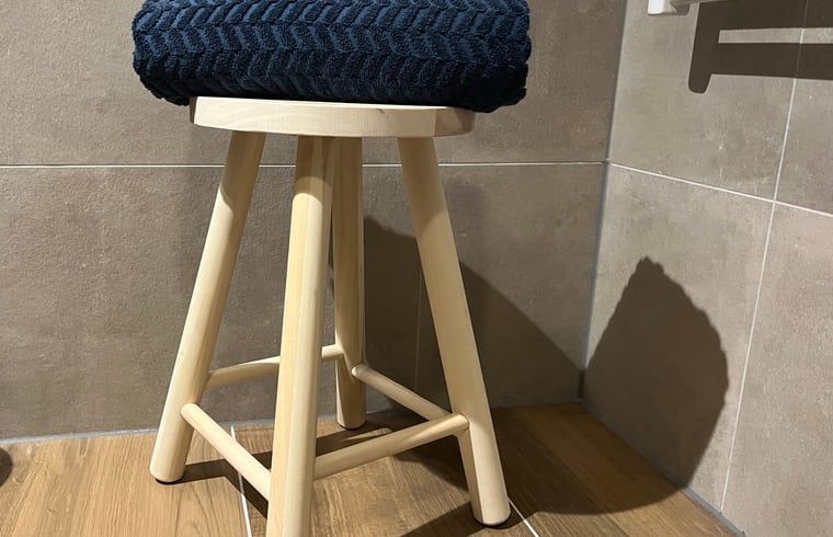 Elegantes Badezimmer mit Doppelwaschbecken im Ferienhaus in IJhorst, ideal fuer einen luxurioesen Aufenthalt.