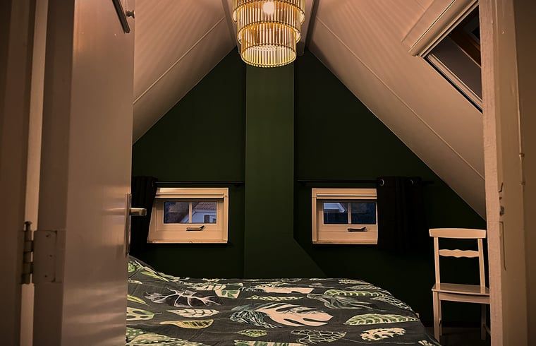 Der dekorative Hocker im Badezimmer des Ferienhauses in IJhorst setzt einen stilvollen Akzent im Raum.