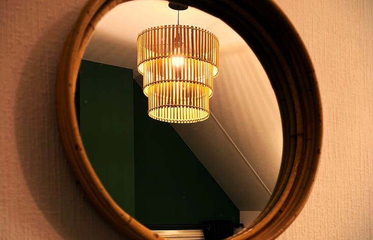 Komfortables Doppelzimmer in einem Ferienhaus in IJhorst, ideal fuer eine erholsame Nachtruhe.